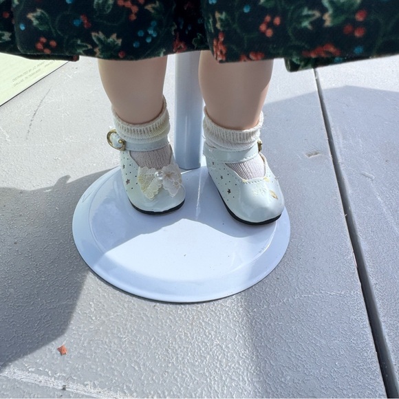 White and Green porcelain doll with stand - Picture 3 of 3